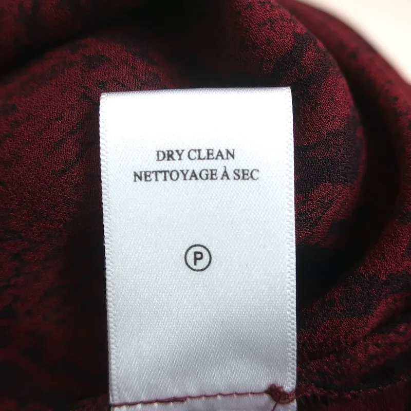 A.L.C. Bluse mit Krawattenkragen Rot Schlangenhautmuster Seide Größe 6 Langarm Top