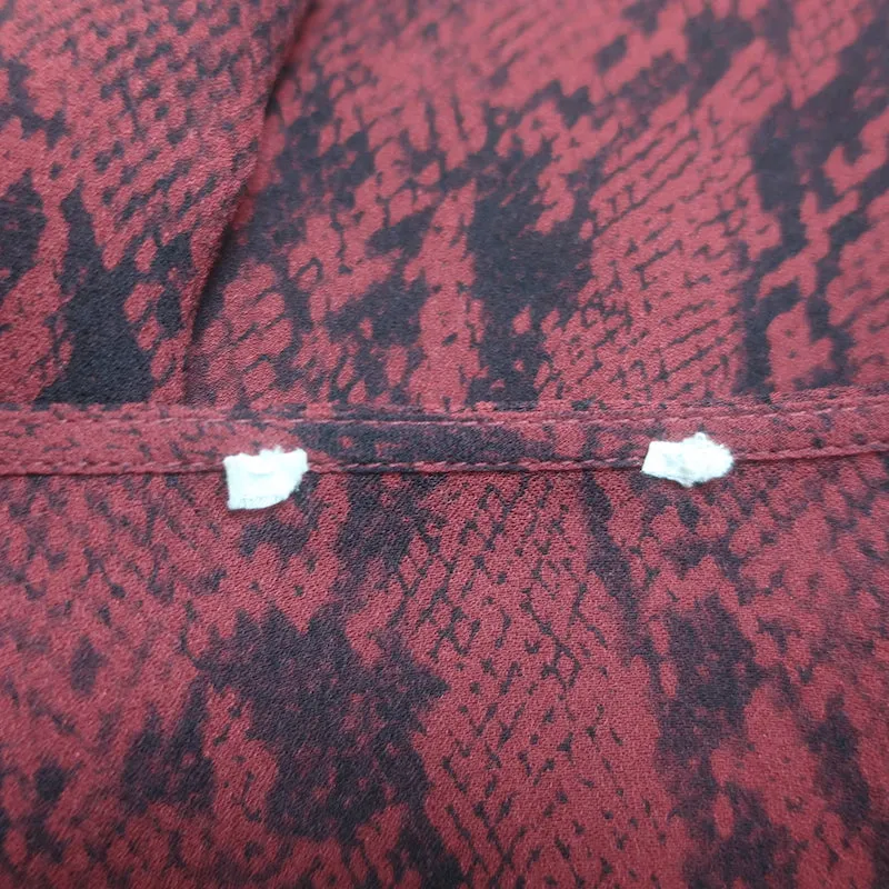 A.L.C. Bluse mit Krawattenkragen Rot Schlangenhautmuster Seide Größe 6 Langarm Top