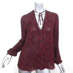 A.L.C. Bluse mit Krawattenkragen Rot Schlangenhautmuster Seide Größe 6 Langarm Top