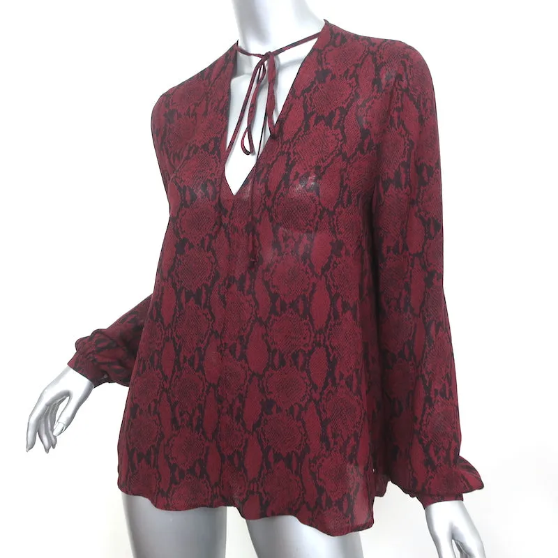 A.L.C. Bluse mit Krawattenkragen Rot Schlangenhautmuster Seide Größe 6 Langarm Top
