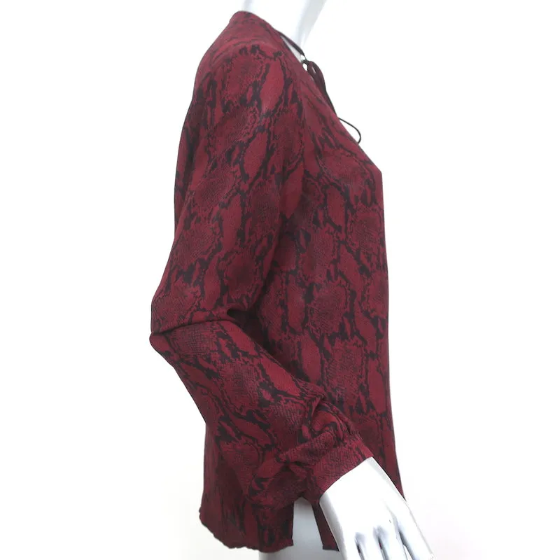 A.L.C. Bluse mit Krawattenkragen Rot Schlangenhautmuster Seide Größe 6 Langarm Top