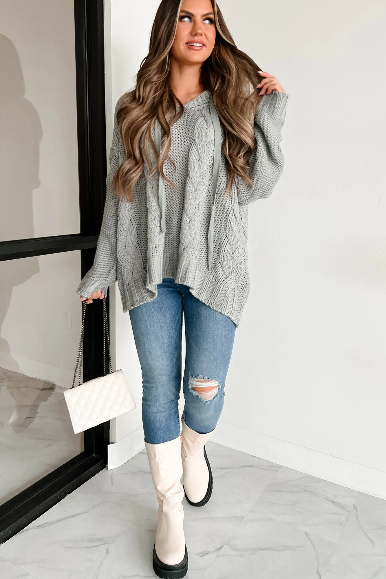 Etwas Neues erschaffen: Kabelgestrickter Pullover mit Kapuze (Grau)