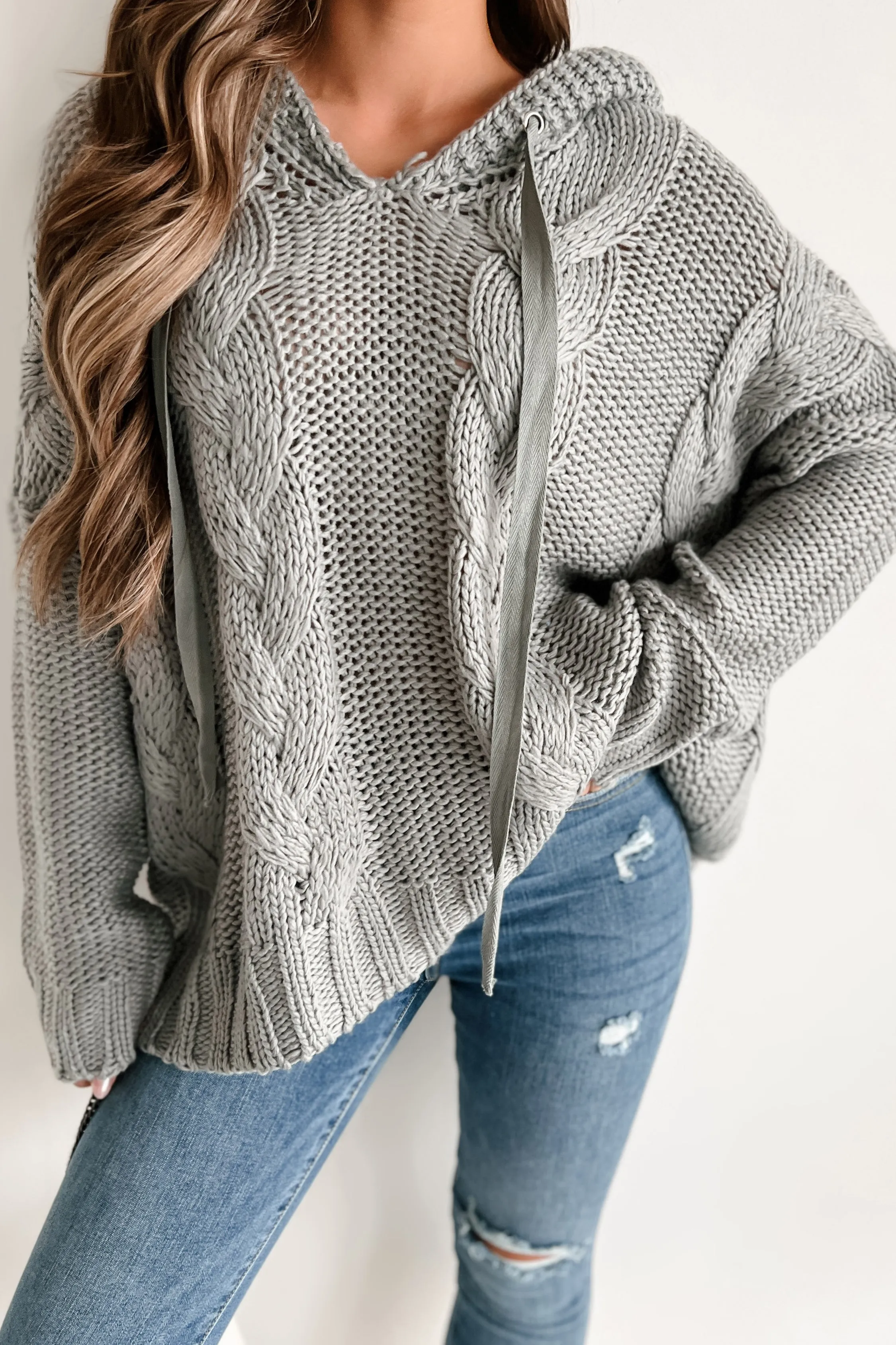 Etwas Neues erschaffen: Kabelgestrickter Pullover mit Kapuze (Grau)