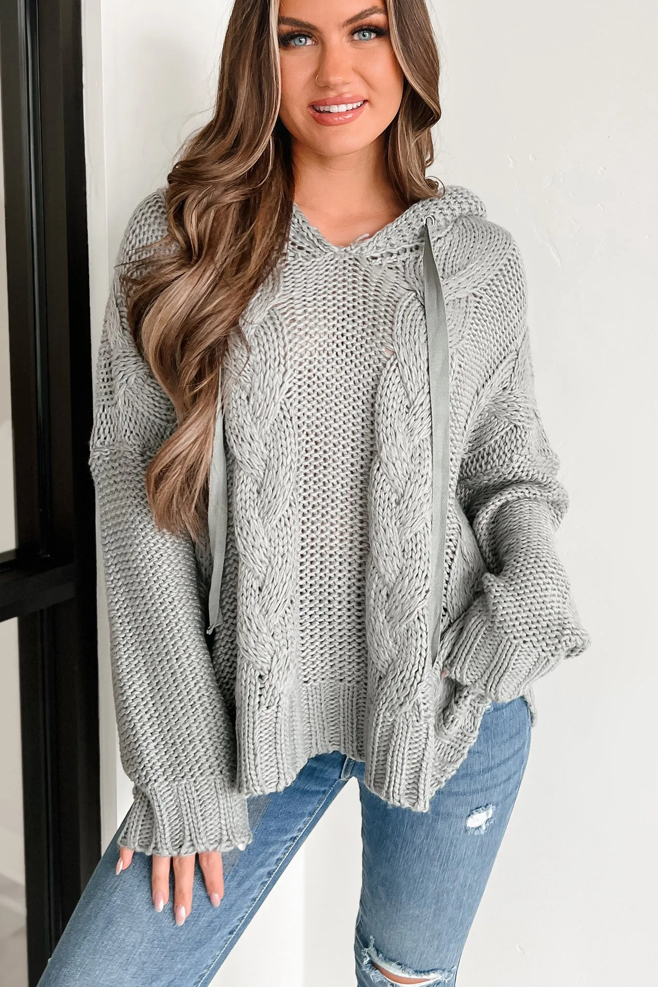 Etwas Neues erschaffen: Kabelgestrickter Pullover mit Kapuze (Grau)