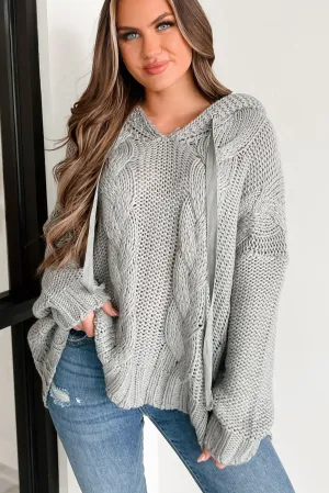 Etwas Neues erschaffen: Kabelgestrickter Pullover mit Kapuze (Grau)