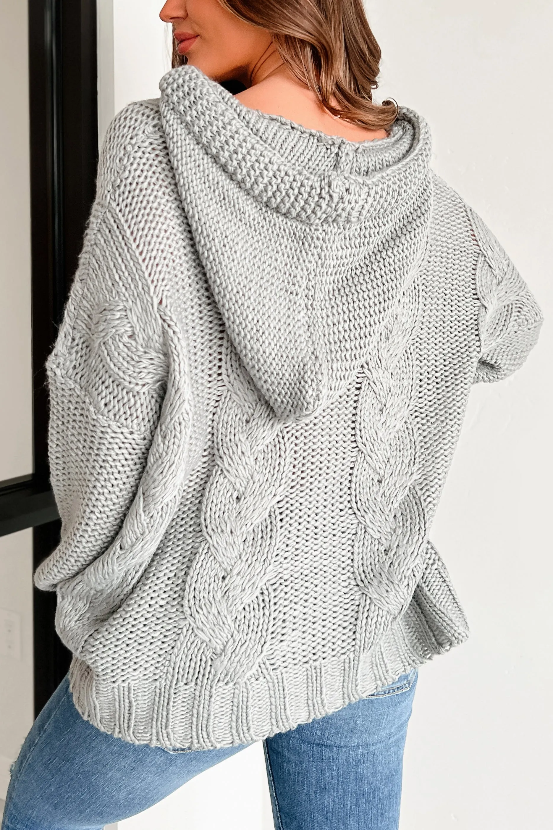 Etwas Neues erschaffen: Kabelgestrickter Pullover mit Kapuze (Grau)