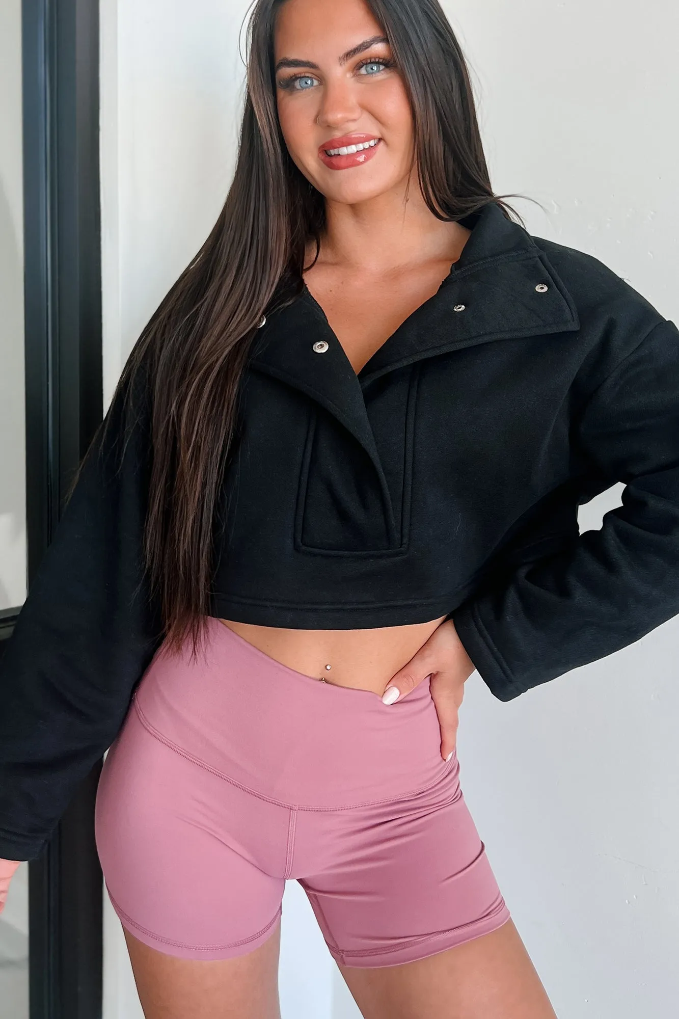 Durchsetzungsfähige Attitüde Crop-Knopfpullover (Schwarz)