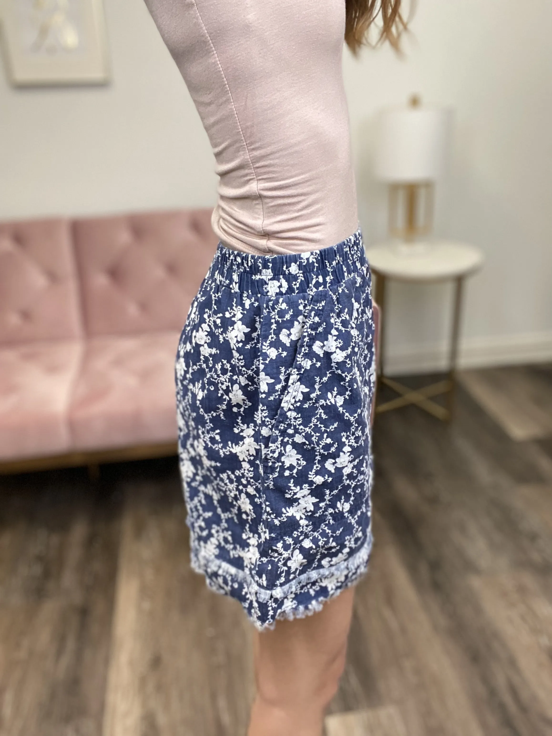Keep Me Guessing Damen Shorts mit Blumenmuster und ausgefranstem Saum