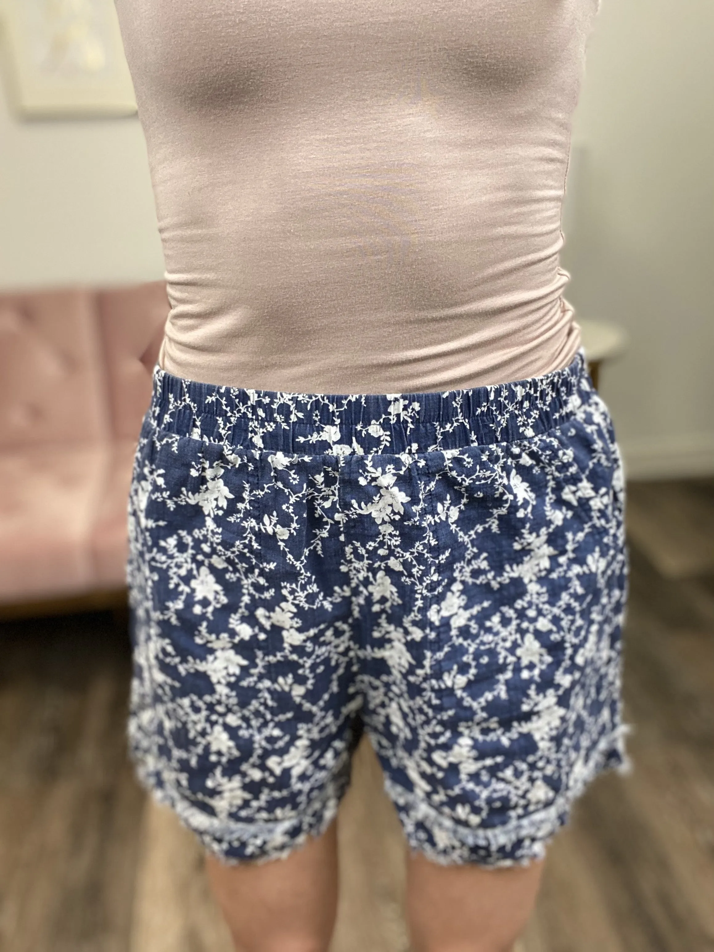 Keep Me Guessing Damen Shorts mit Blumenmuster und ausgefranstem Saum