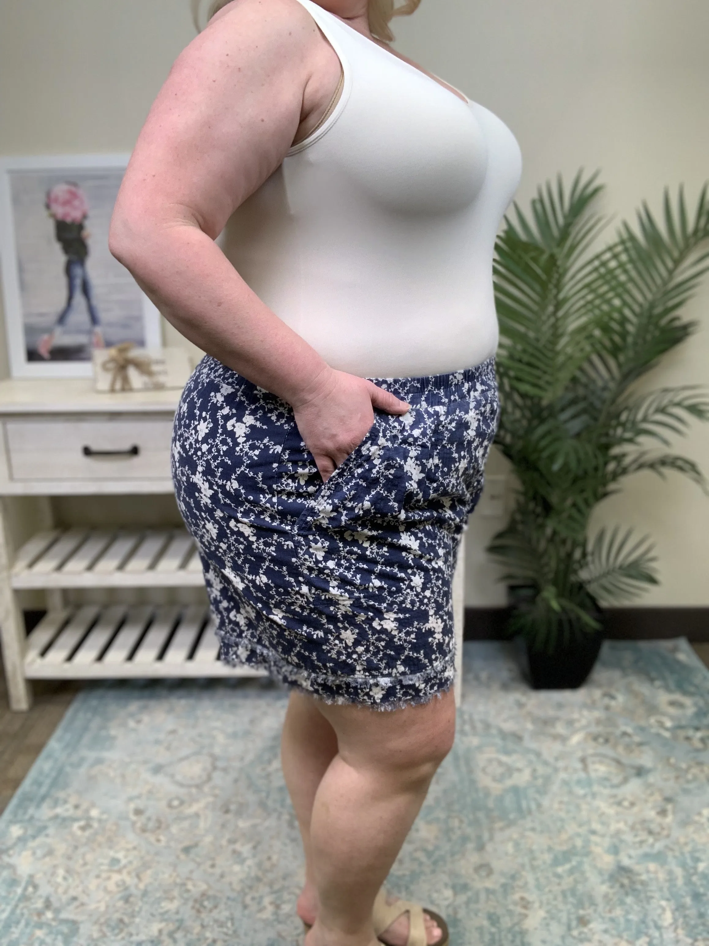 Keep Me Guessing Damen Shorts mit Blumenmuster und ausgefranstem Saum