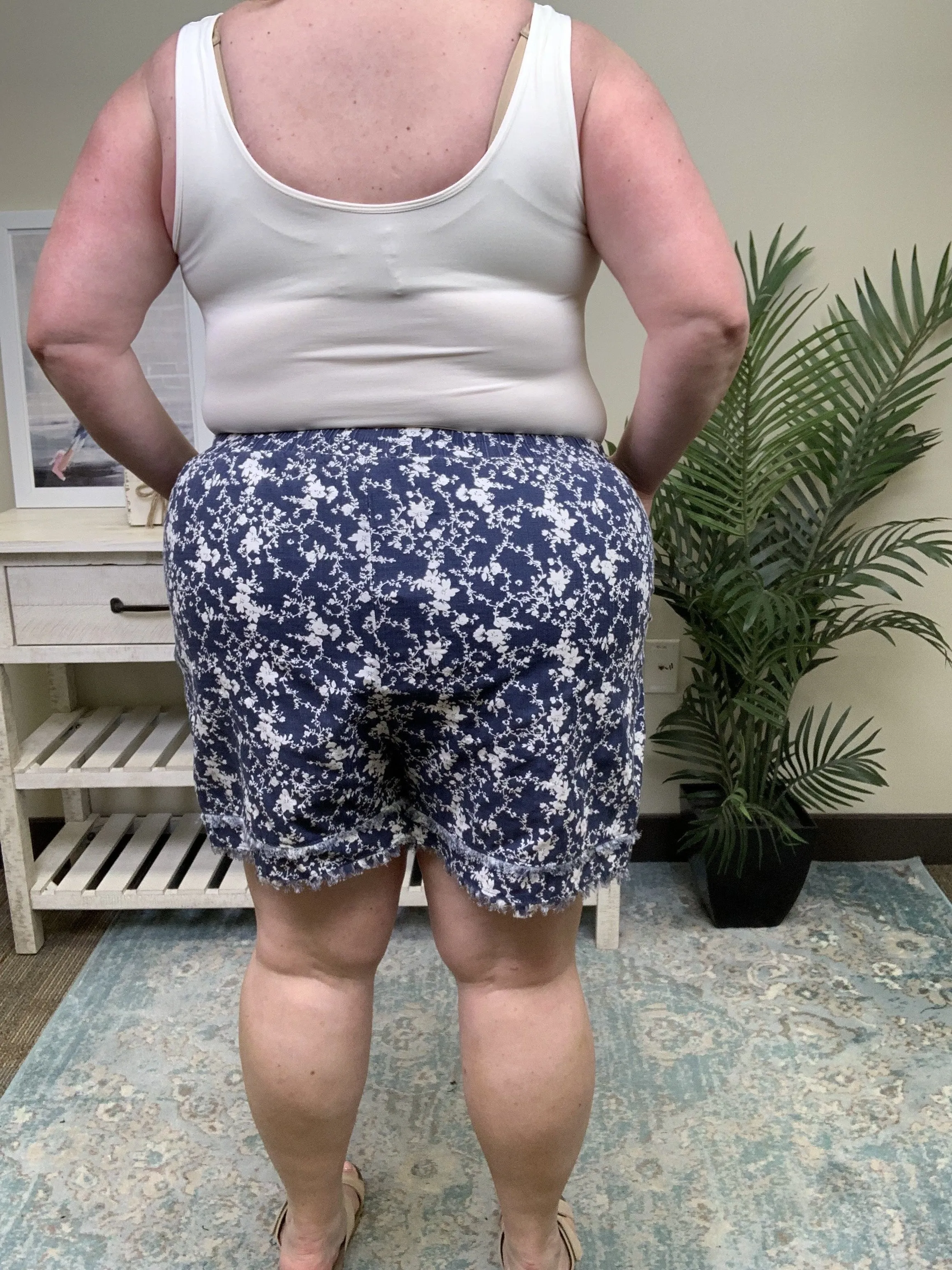 Keep Me Guessing Damen Shorts mit Blumenmuster und ausgefranstem Saum