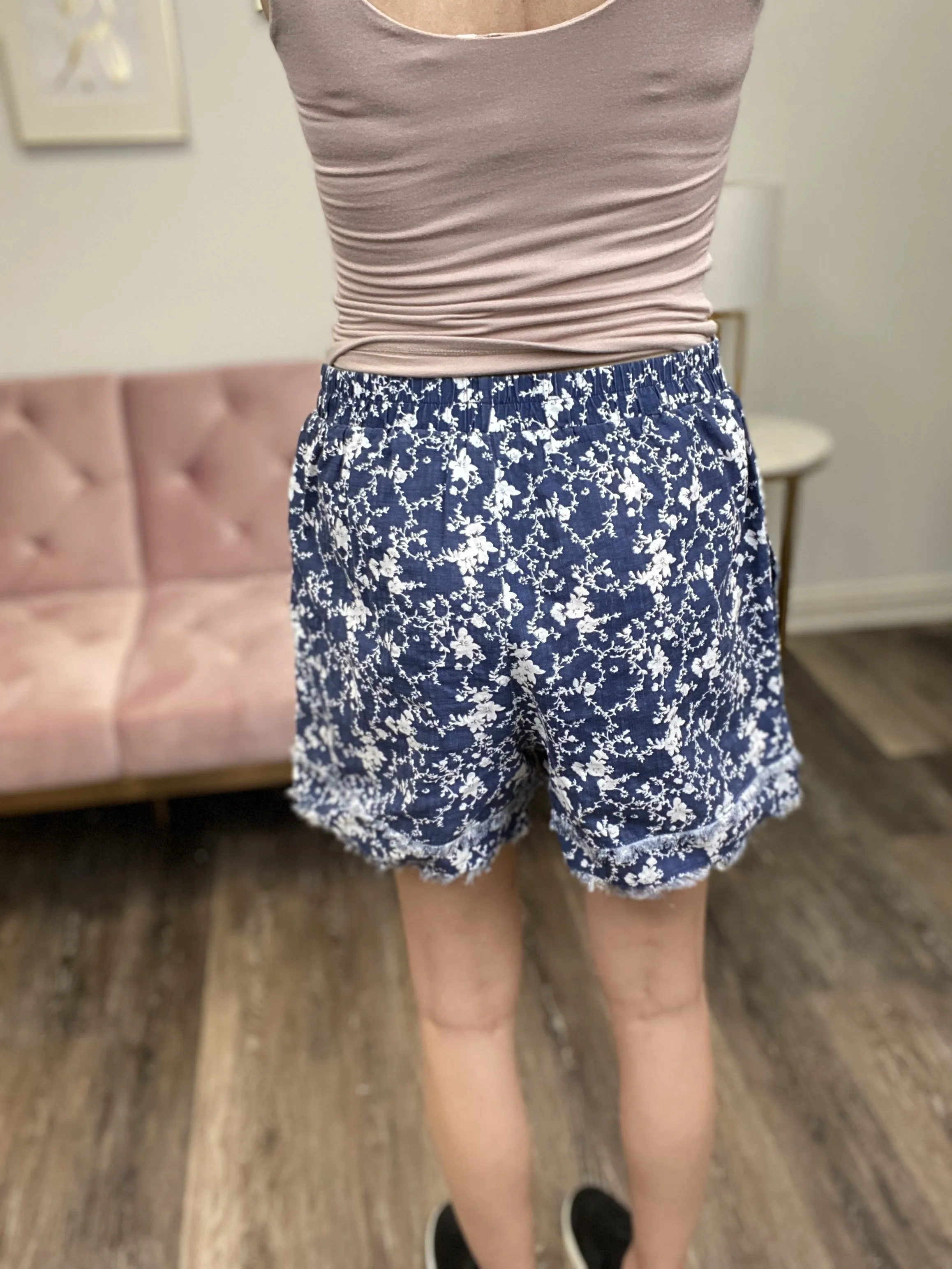 Keep Me Guessing Damen Shorts mit Blumenmuster und ausgefranstem Saum
