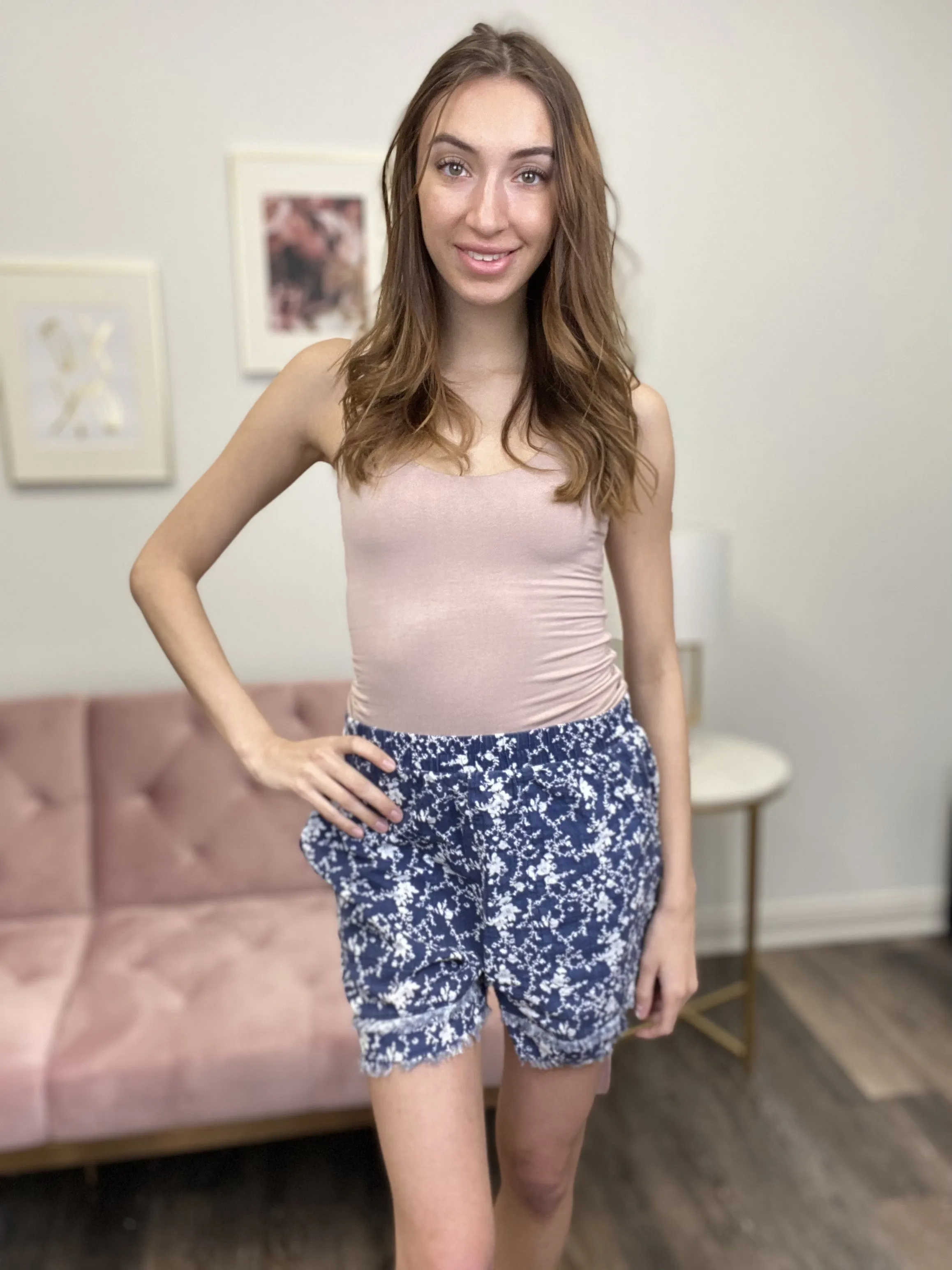 Keep Me Guessing Damen Shorts mit Blumenmuster und ausgefranstem Saum
