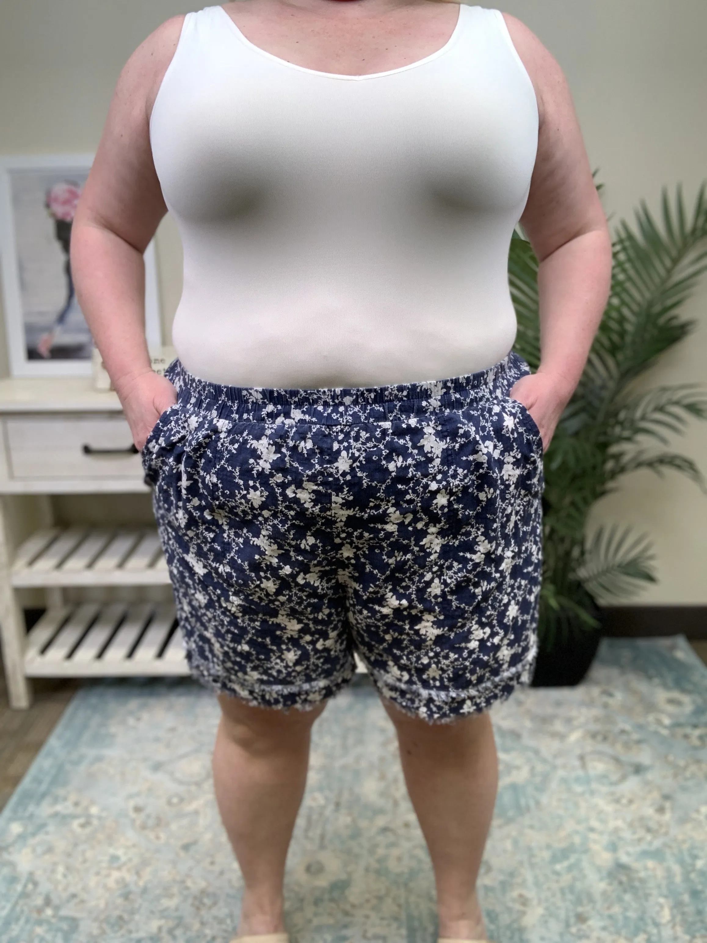 Keep Me Guessing Damen Shorts mit Blumenmuster und ausgefranstem Saum