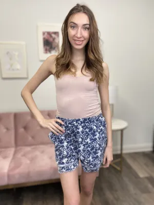 Keep Me Guessing Damen Shorts mit Blumenmuster und ausgefranstem Saum