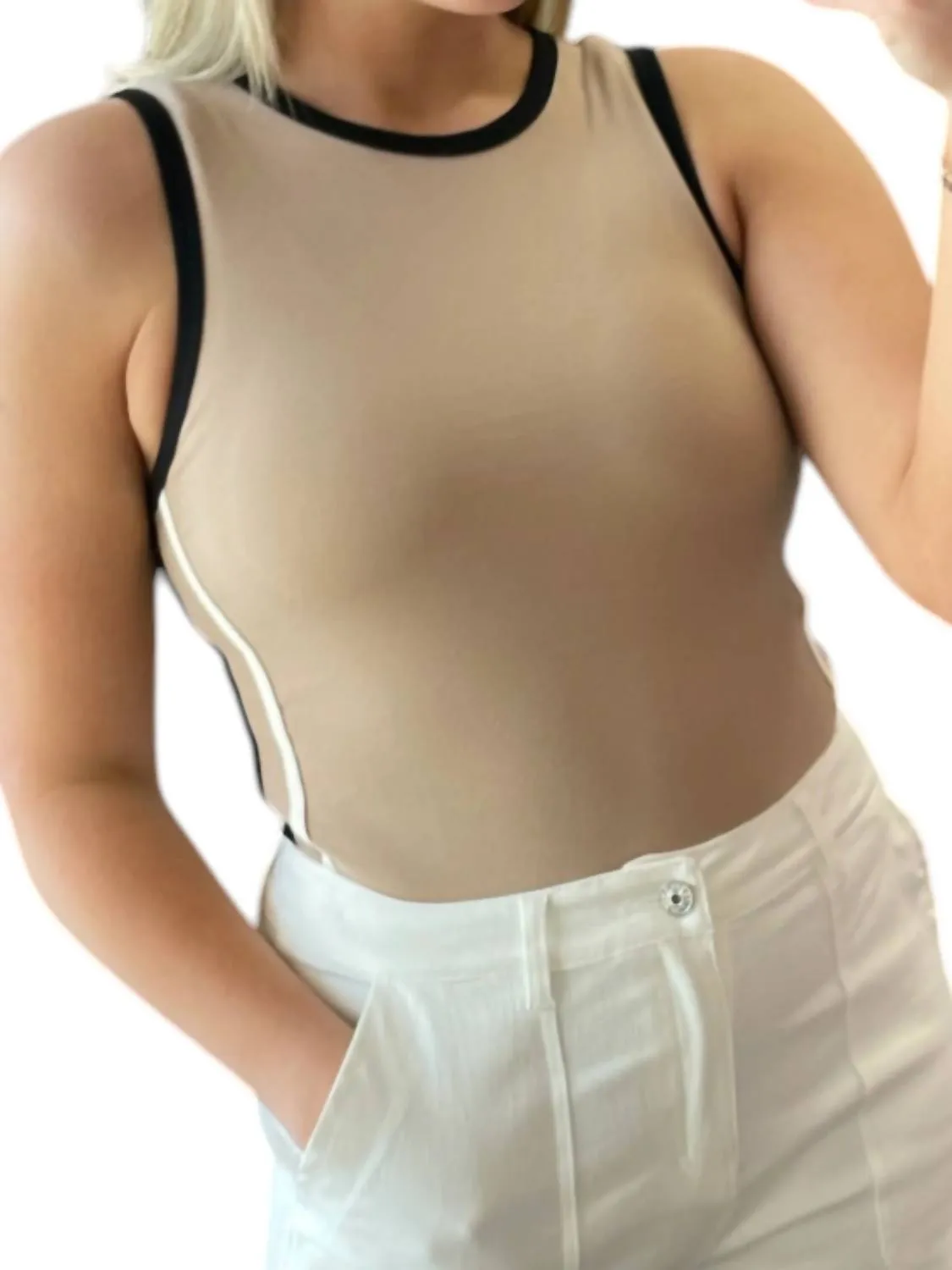 Linien-Detail Rundhals-Body in Taupe