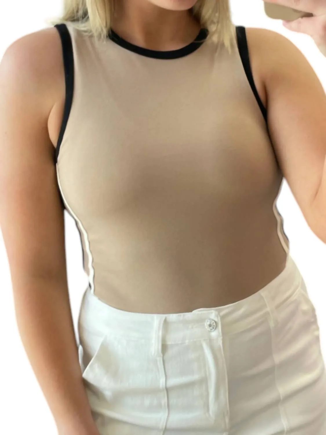 Linien-Detail Rundhals-Body in Taupe