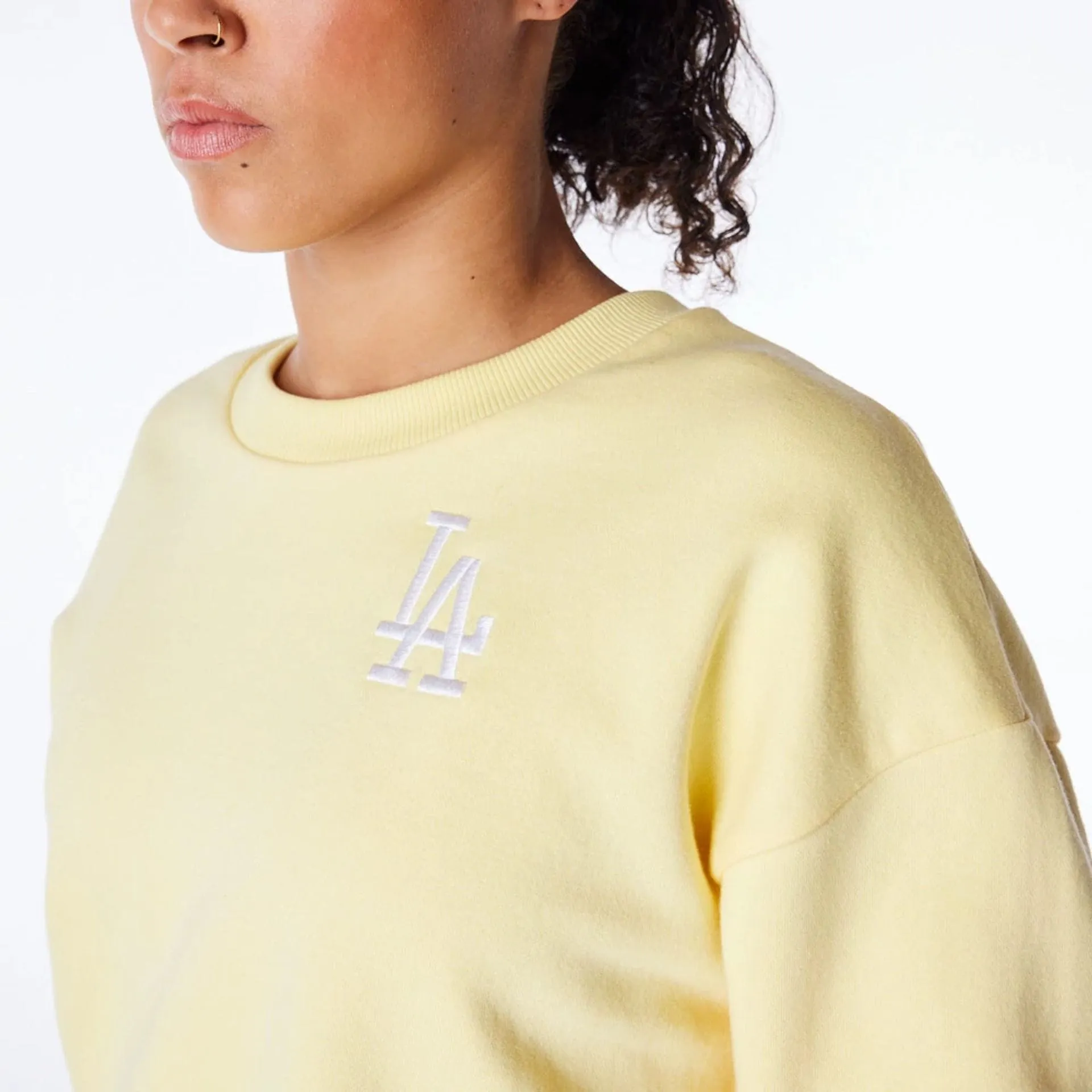New Era Sweatshirts und Hoodies LA Dodgers Damen MLB League Essential Pastellgelbes Crop Crewneck Sweatshirt