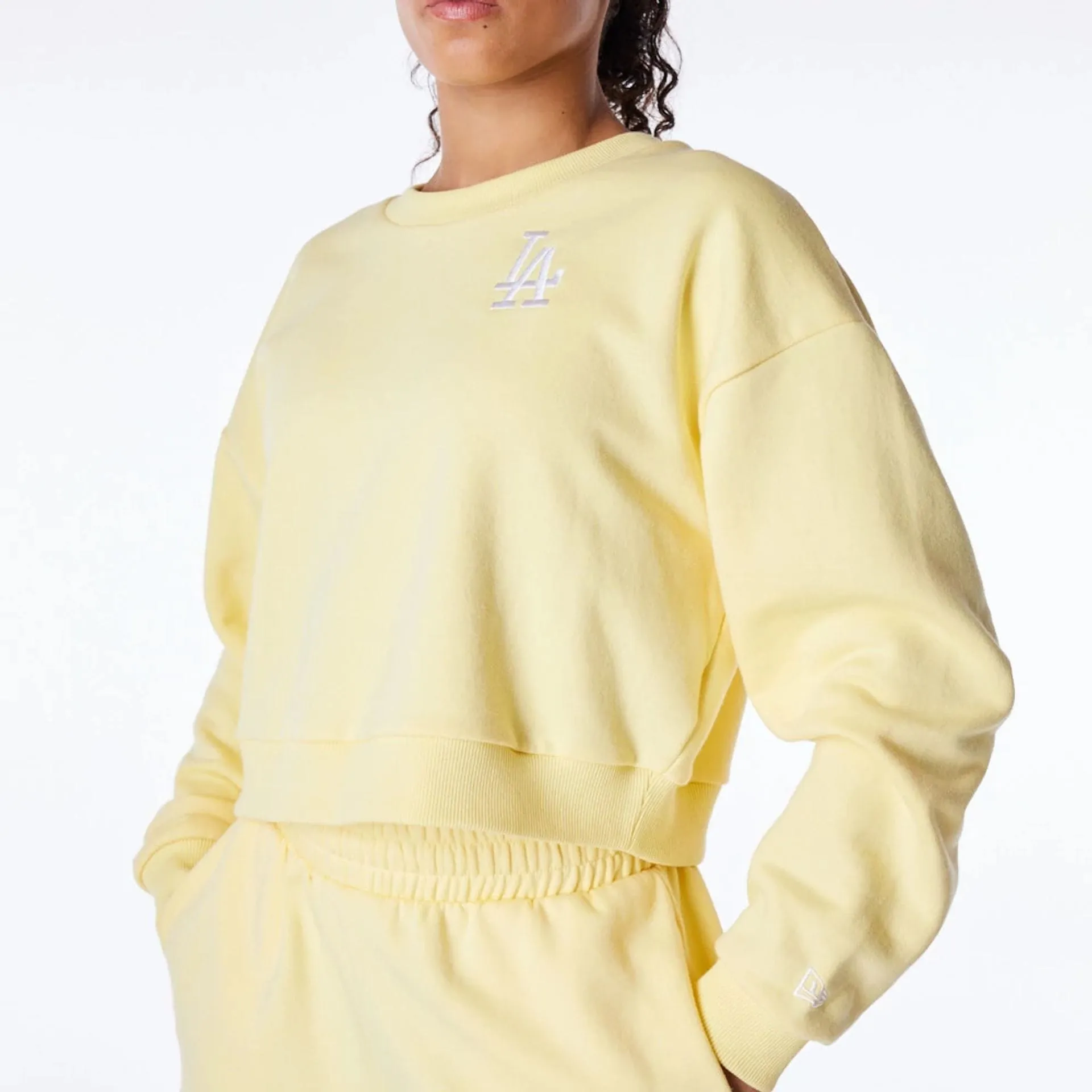 New Era Sweatshirts und Hoodies LA Dodgers Damen MLB League Essential Pastellgelbes Crop Crewneck Sweatshirt
