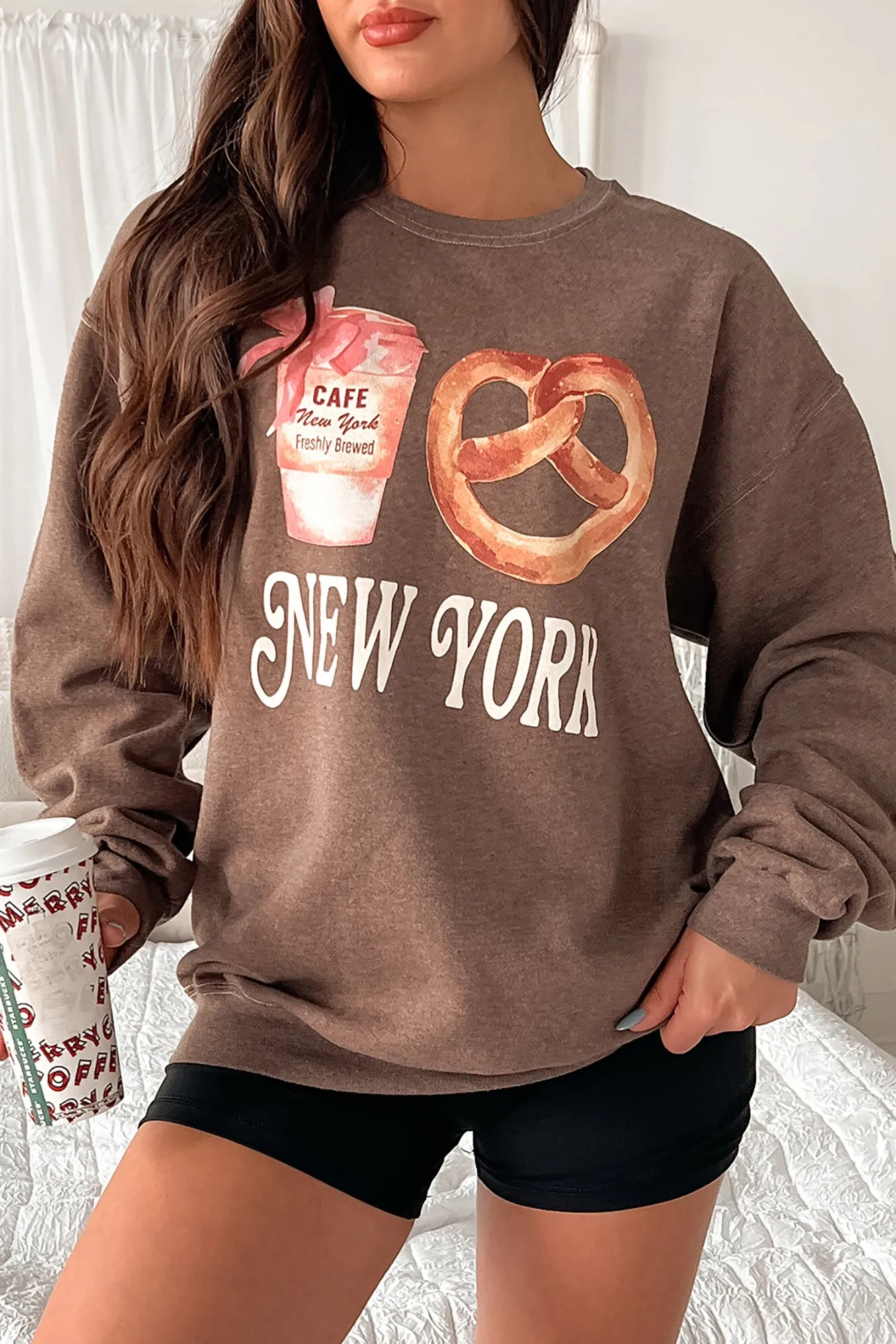 New York Necessities Grafik-Sweatshirt (Kaffee)