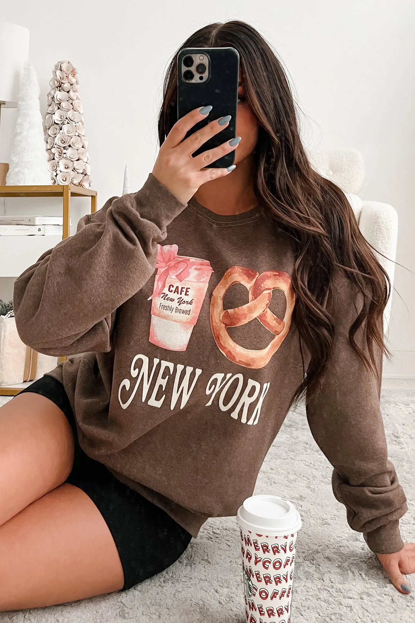 New York Necessities Grafik-Sweatshirt (Kaffee)