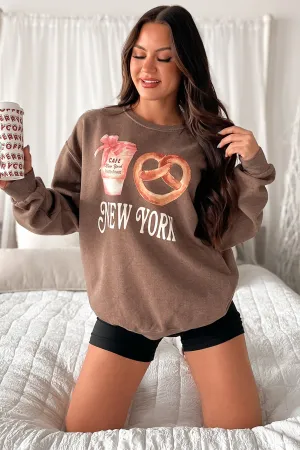 New York Necessities Grafik-Sweatshirt (Kaffee)