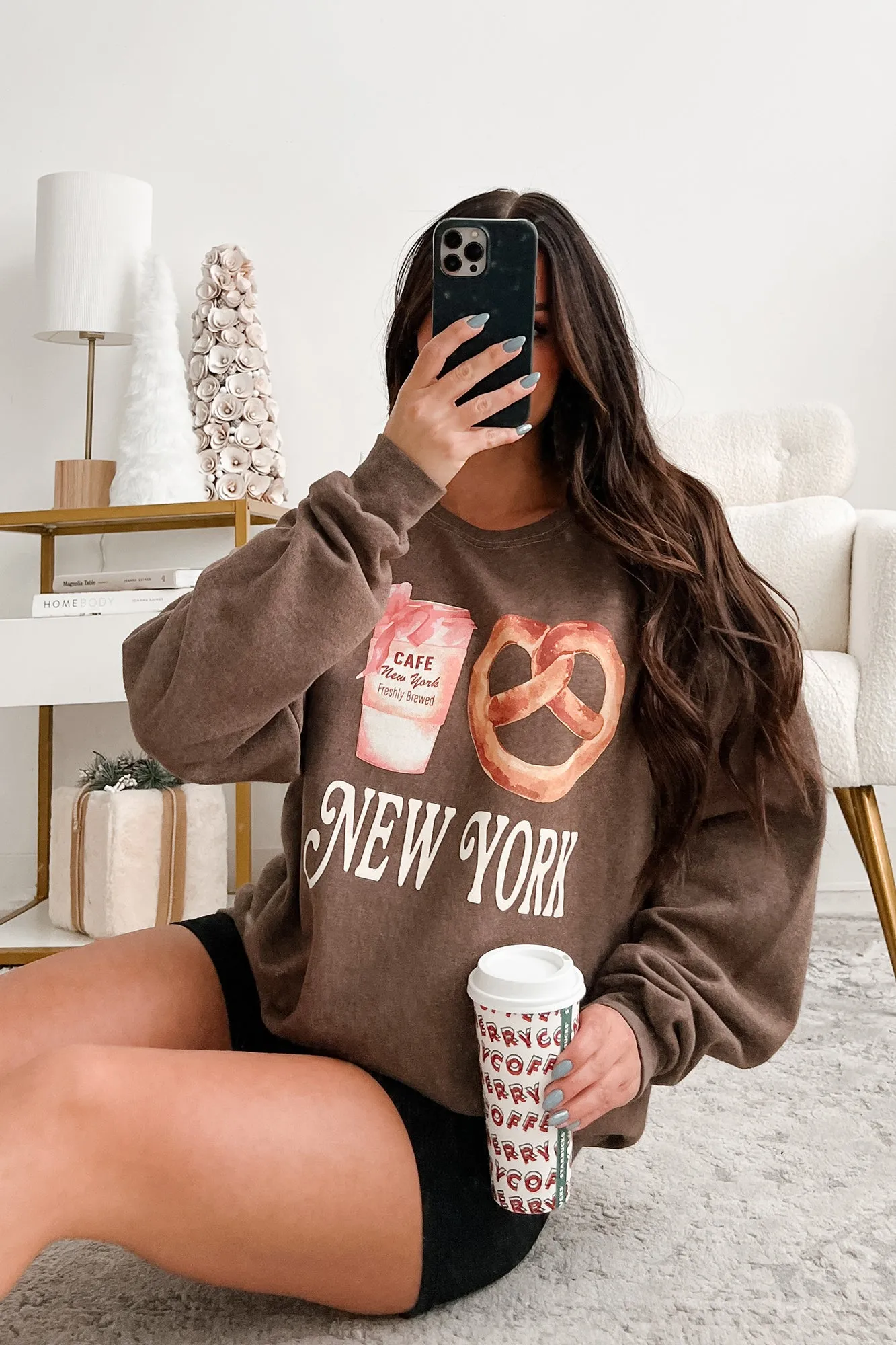 New York Necessities Grafik-Sweatshirt (Kaffee)