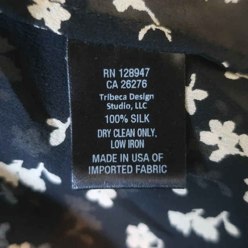 Nili Lotan Bluse mit Glockenärmeln in Schwarz mit Blumenprint aus Chiffonseide in Größe S
