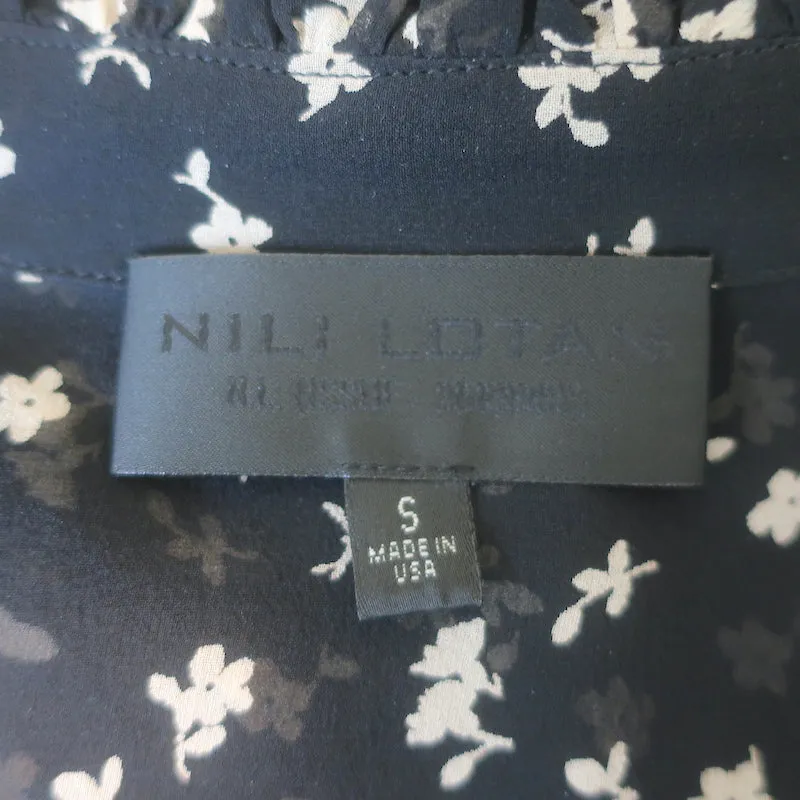 Nili Lotan Bluse mit Glockenärmeln in Schwarz mit Blumenprint aus Chiffonseide in Größe S