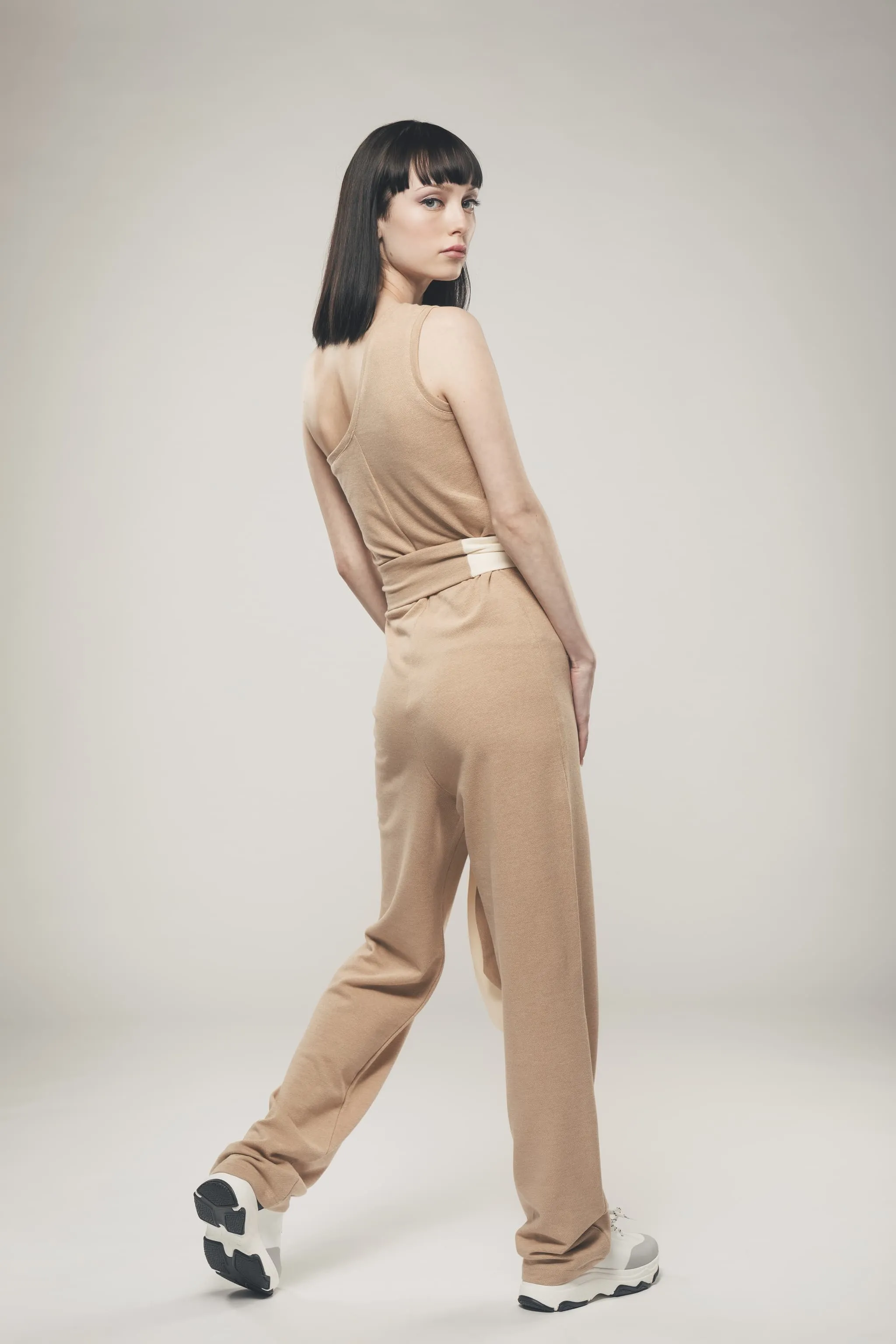 Bio-Baumwolle Ein-Schulter-Jumpsuit | Hellbraun