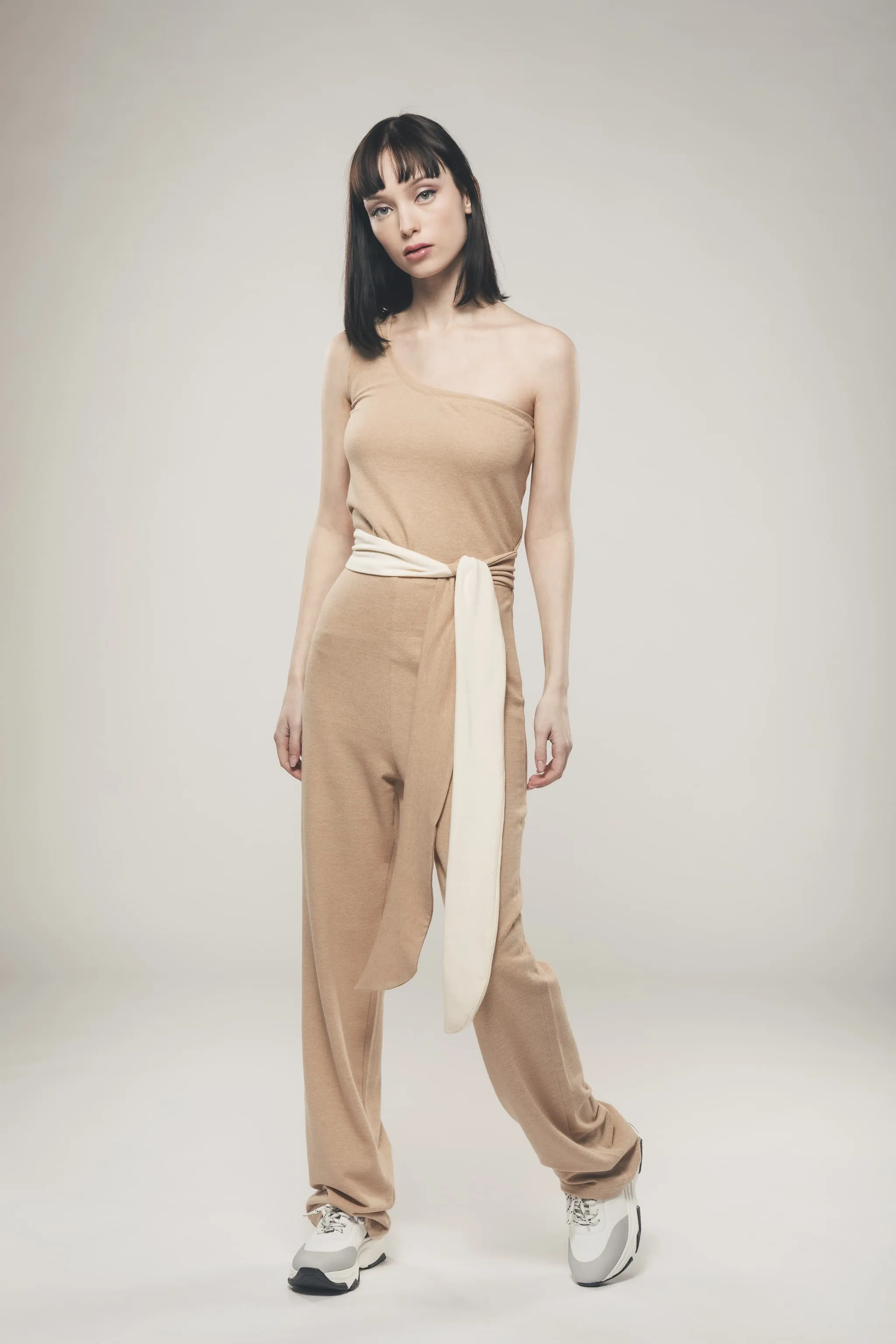 Bio-Baumwolle Ein-Schulter-Jumpsuit | Hellbraun