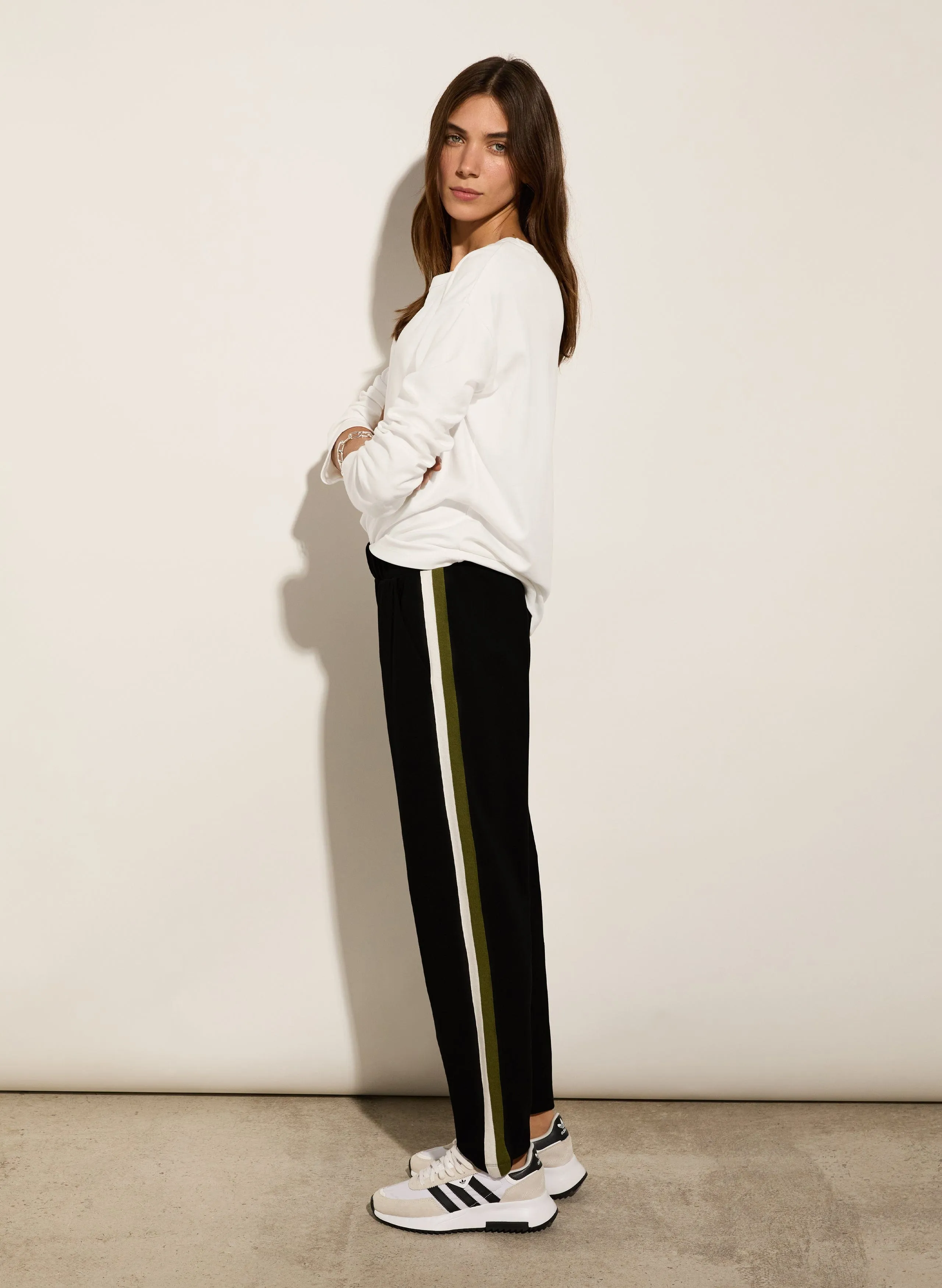 Petite Jay LENZING™ ECOVERO™ Seitensaum-Slimfit-Hose | Kaviar Schwarz & Olive