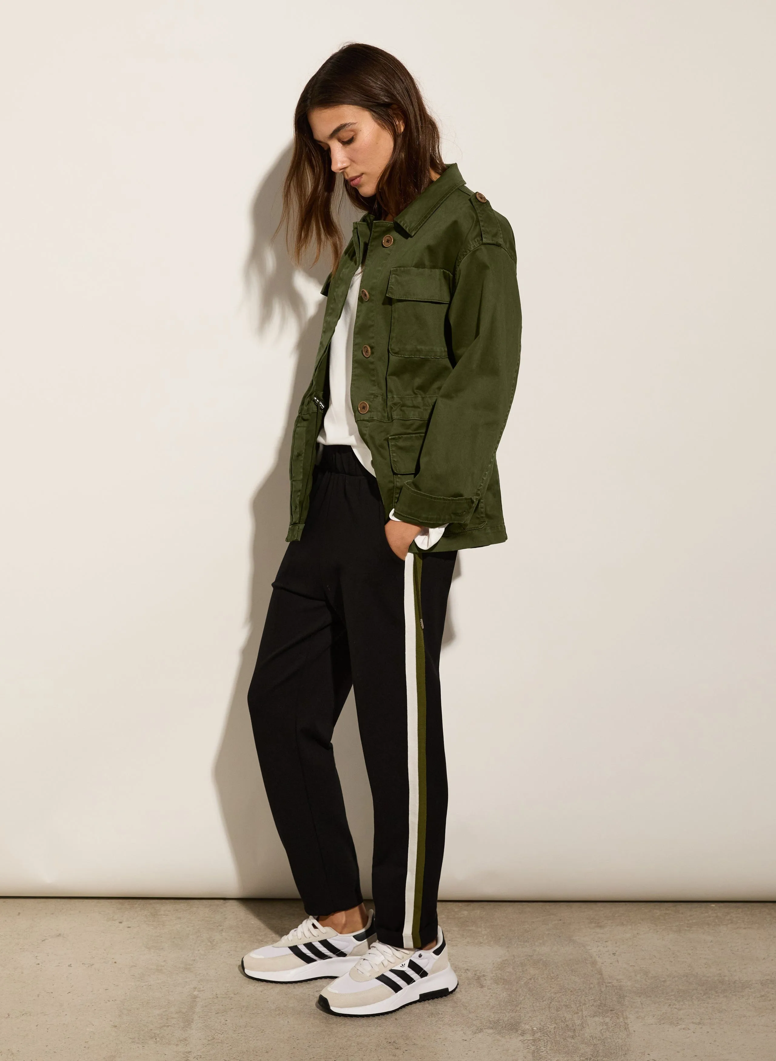 Petite Jay LENZING™ ECOVERO™ Seitensaum-Slimfit-Hose | Kaviar Schwarz & Olive