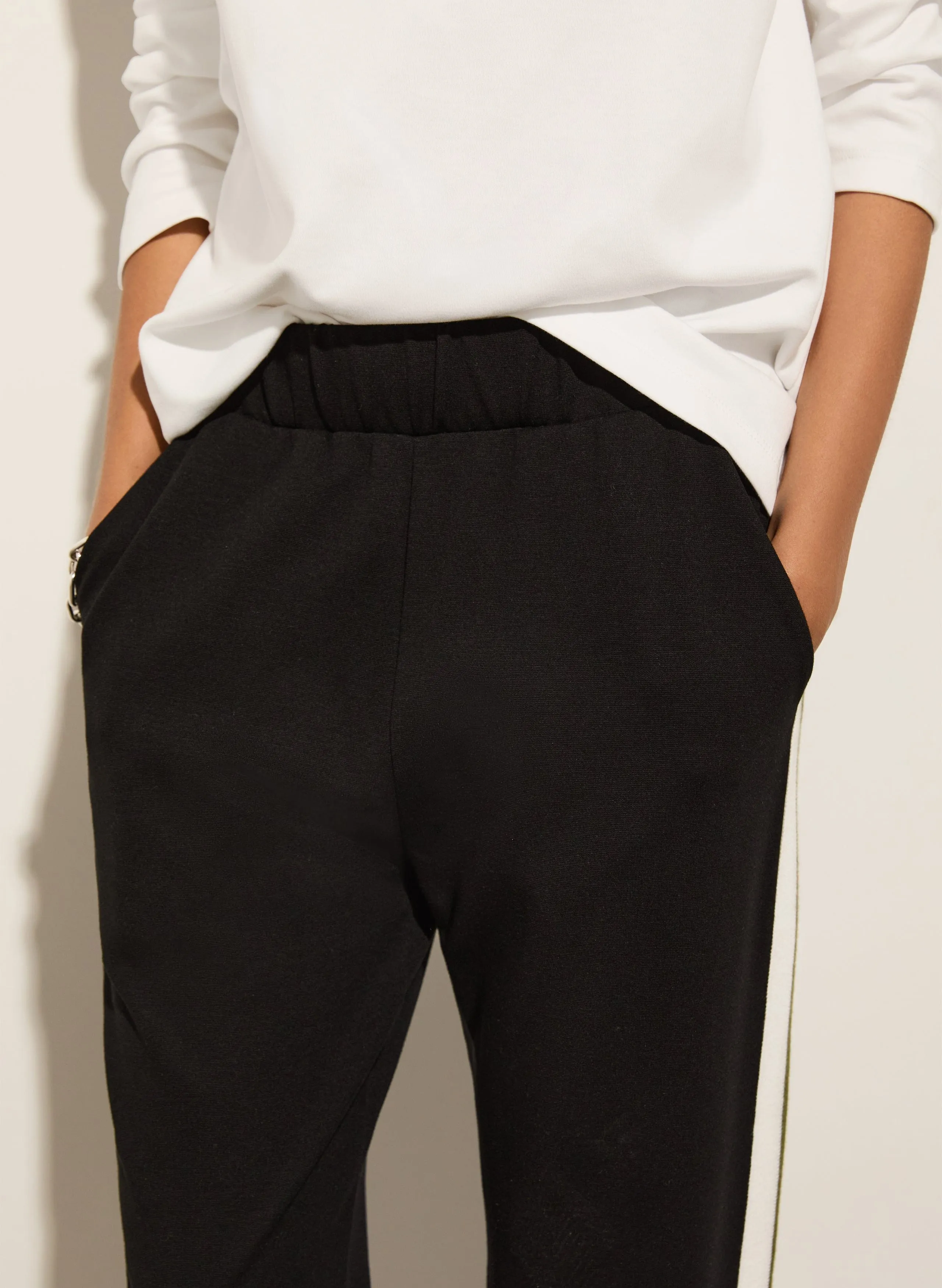 Petite Jay LENZING™ ECOVERO™ Seitensaum-Slimfit-Hose | Kaviar Schwarz & Olive