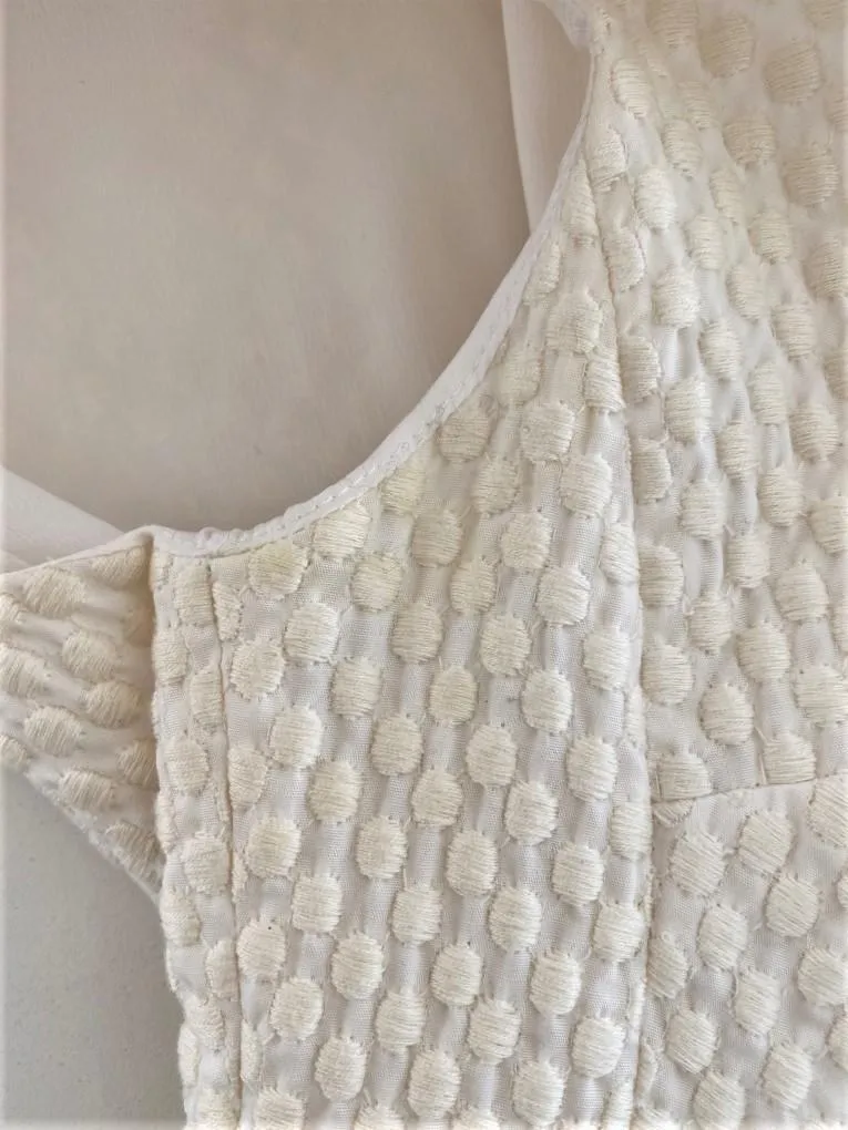 Pierre Balmain Ärmelloses Peplum Top Creme Gepunktet Bestickte Baumwolle Größe 38