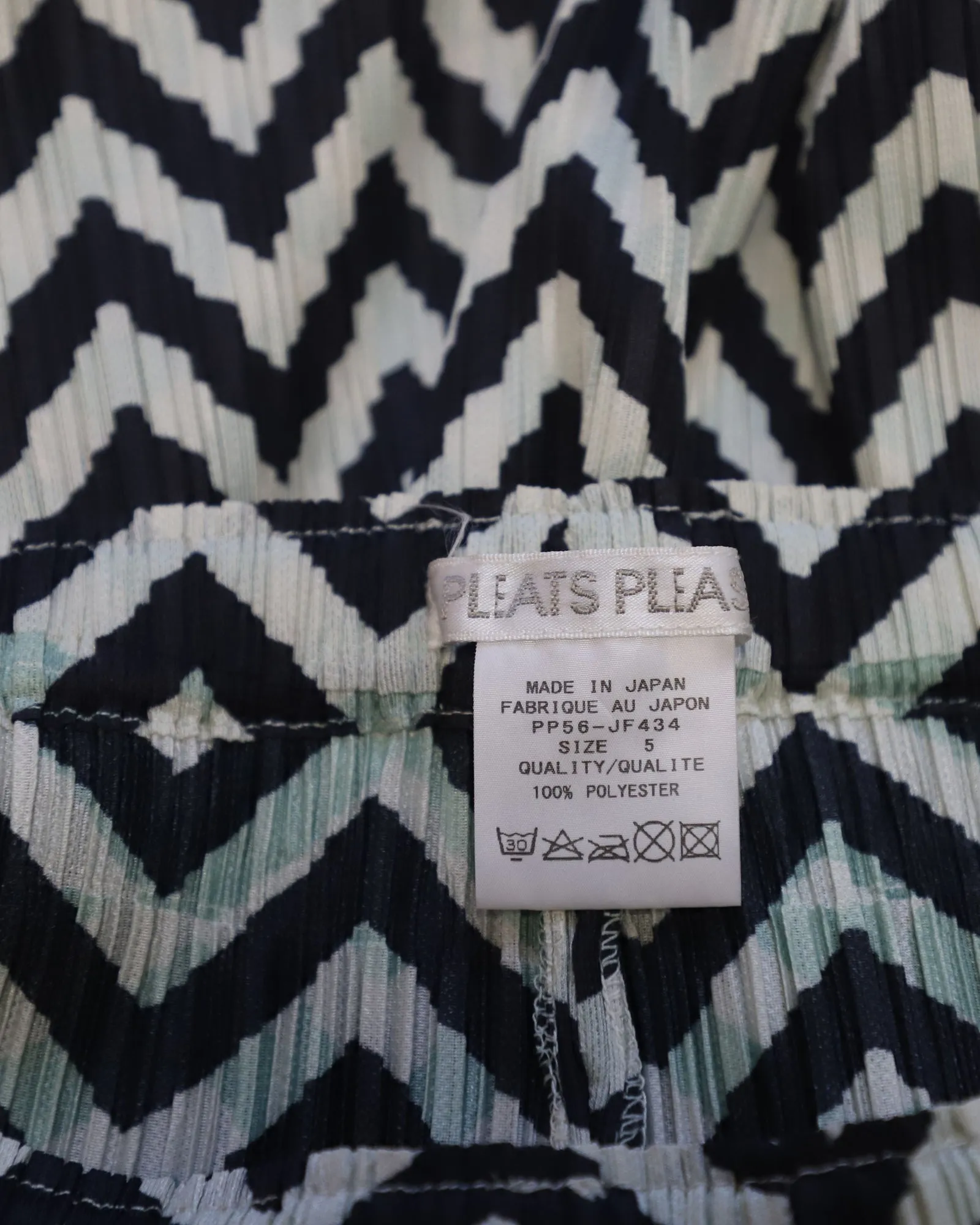 Pleats Please Zickzack-Druck Hose in mehrfarbigem Polyester