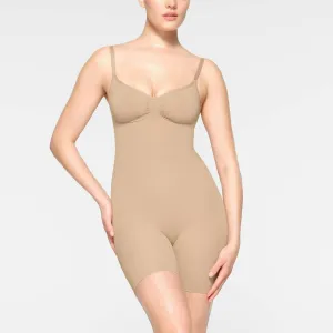 Nahtlos geschnittenes Bodysuit mit tiefem Rücken und mittlerer Oberschenkellänge in Lehm