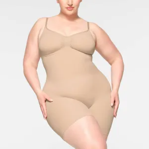 Nahtloser Skulptur-Mid-Thigh-Bodysuit in Glimmer