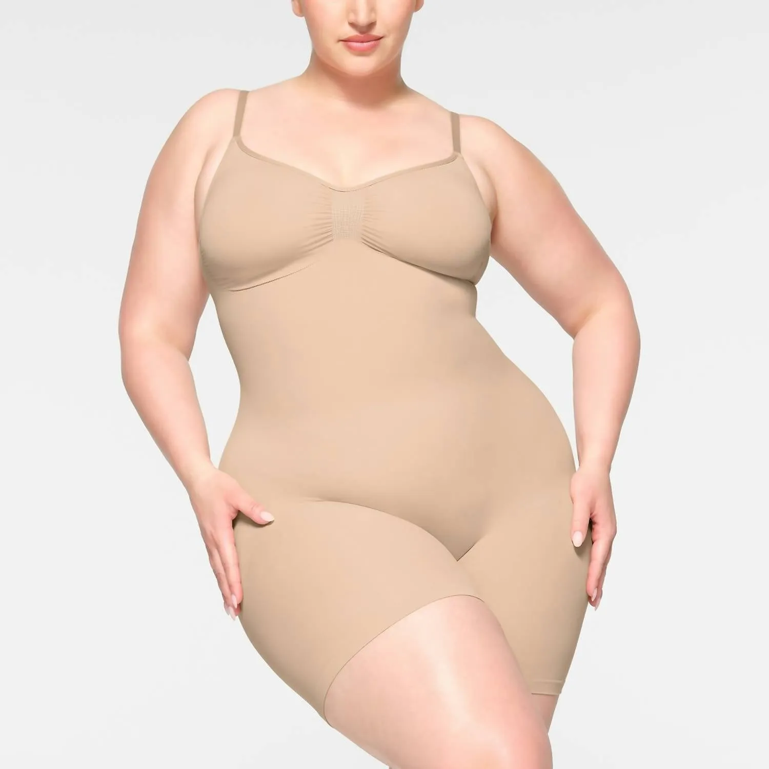 Nahtloser Skulptur-Mid-Thigh-Bodysuit in Glimmer