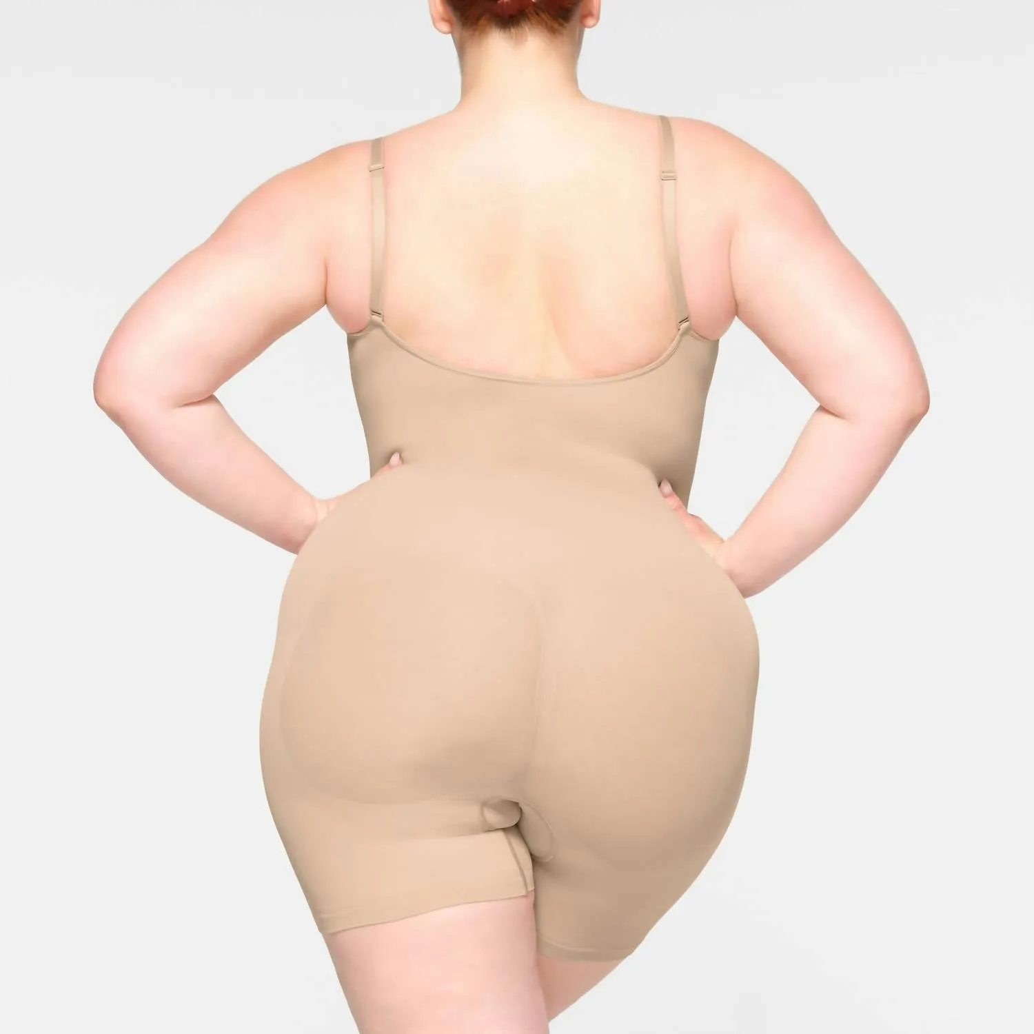 Nahtloser Skulptur-Mid-Thigh-Bodysuit in Glimmer