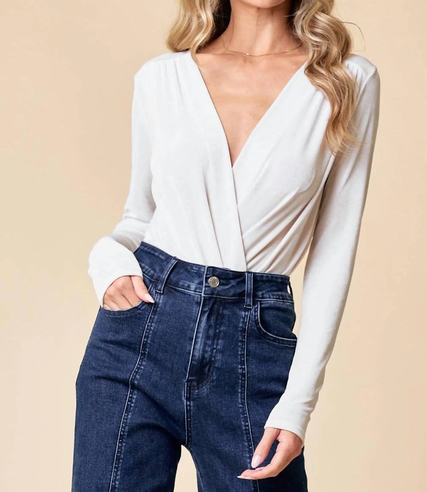 Schmeichelnder Langarm-Body in Creme