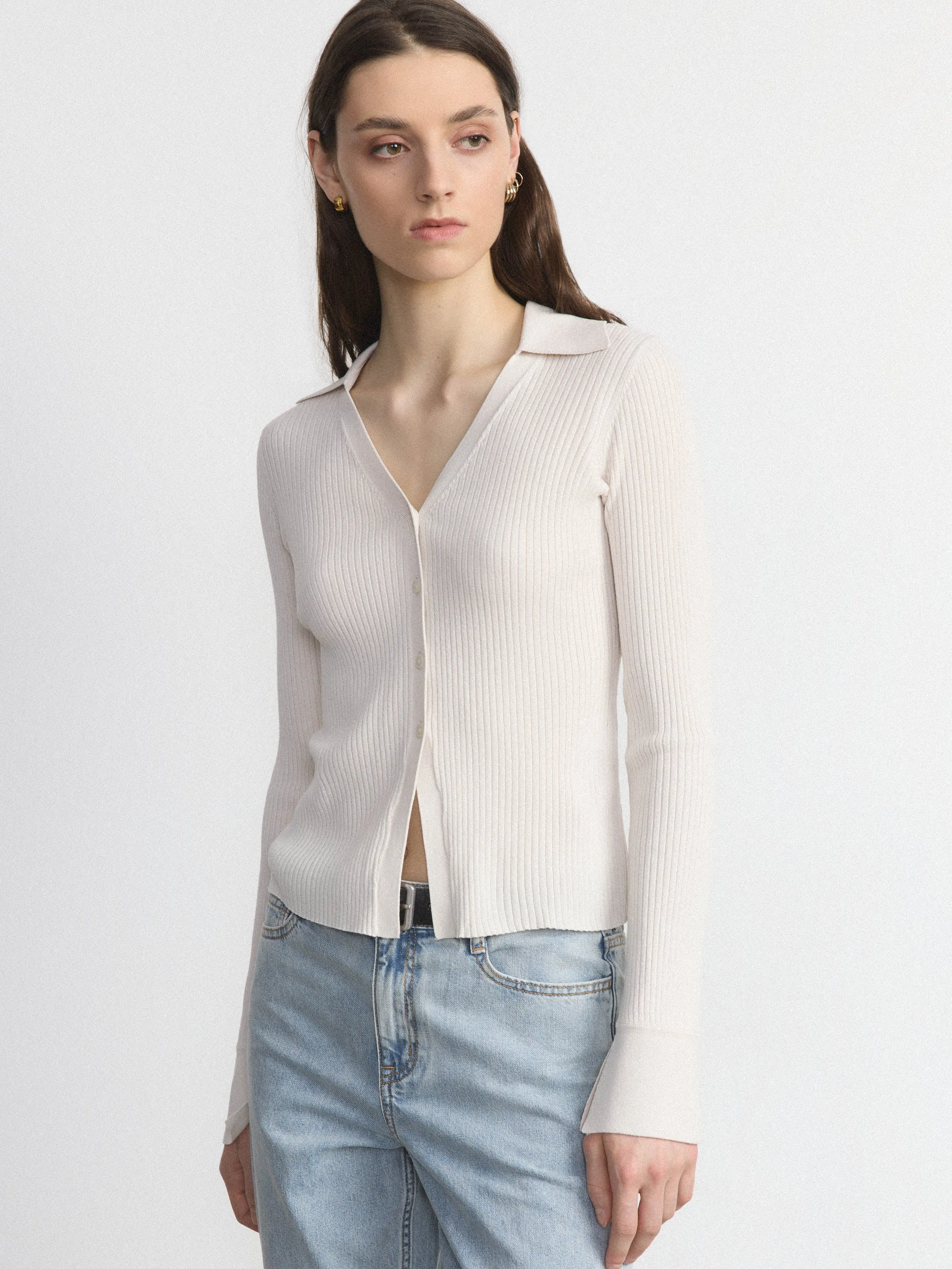 Der Knopf-Slimfit-Pullover in Naturbeige