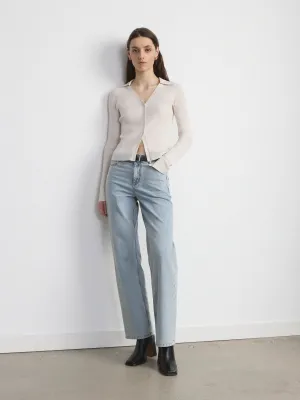 Der Knopf-Slimfit-Pullover in Naturbeige