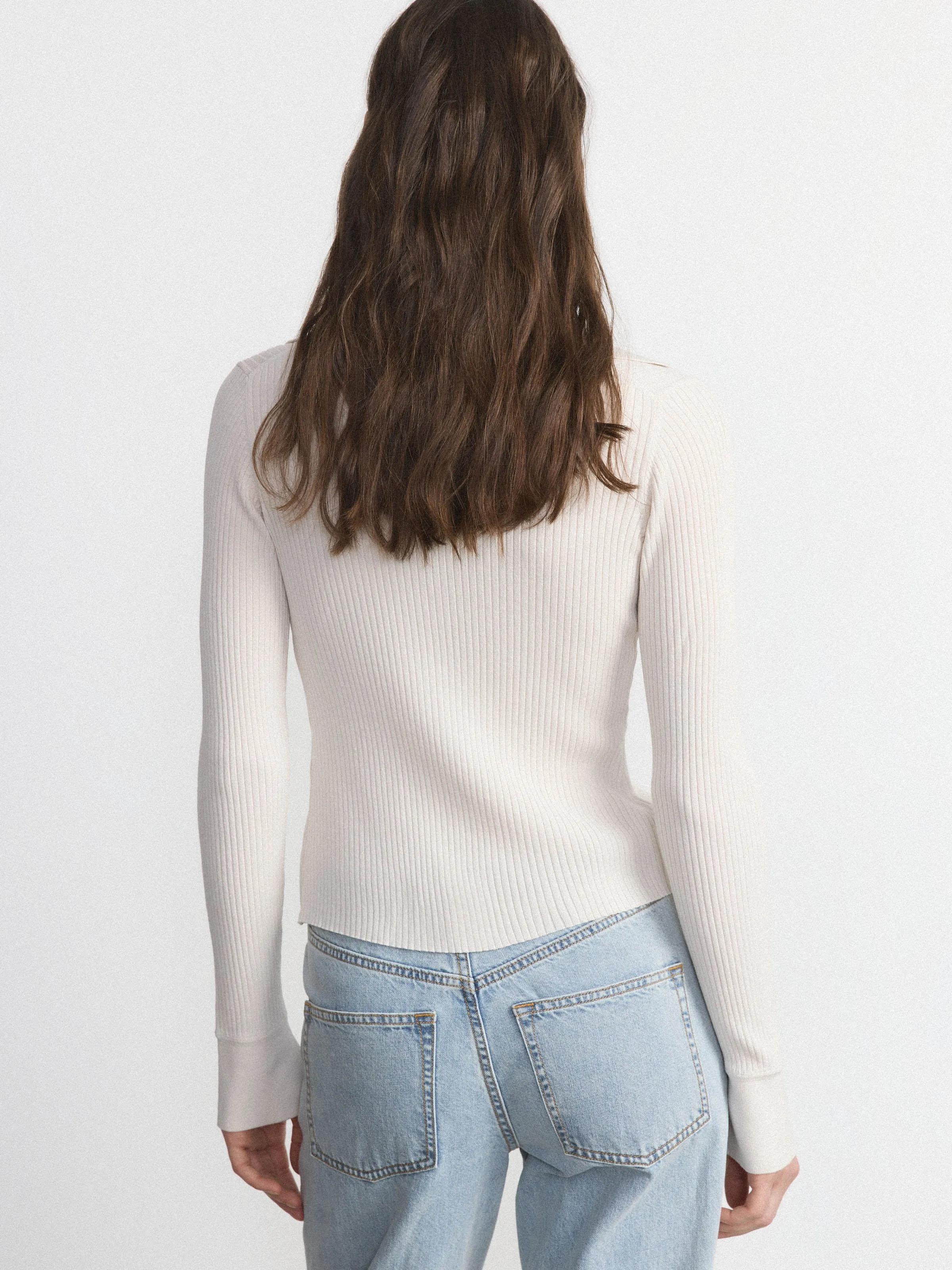 Der Knopf-Slimfit-Pullover in Naturbeige