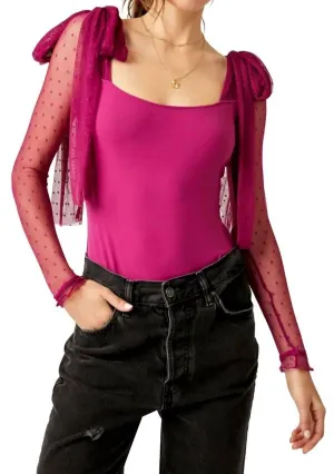 Zungenbändchen-Mesh-Detail-Bodysuit in Fuchsia Festival