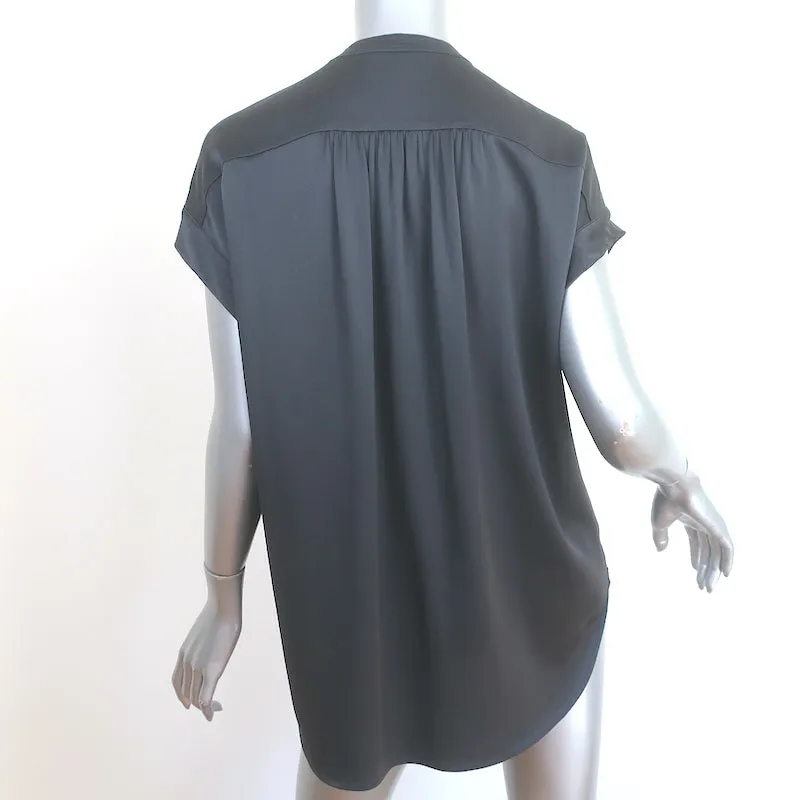 Vince Bluse mit Shirred-Ausschnitt in Kohlefarbenem Satin aus Seide, Größe Medium, Kurzarm