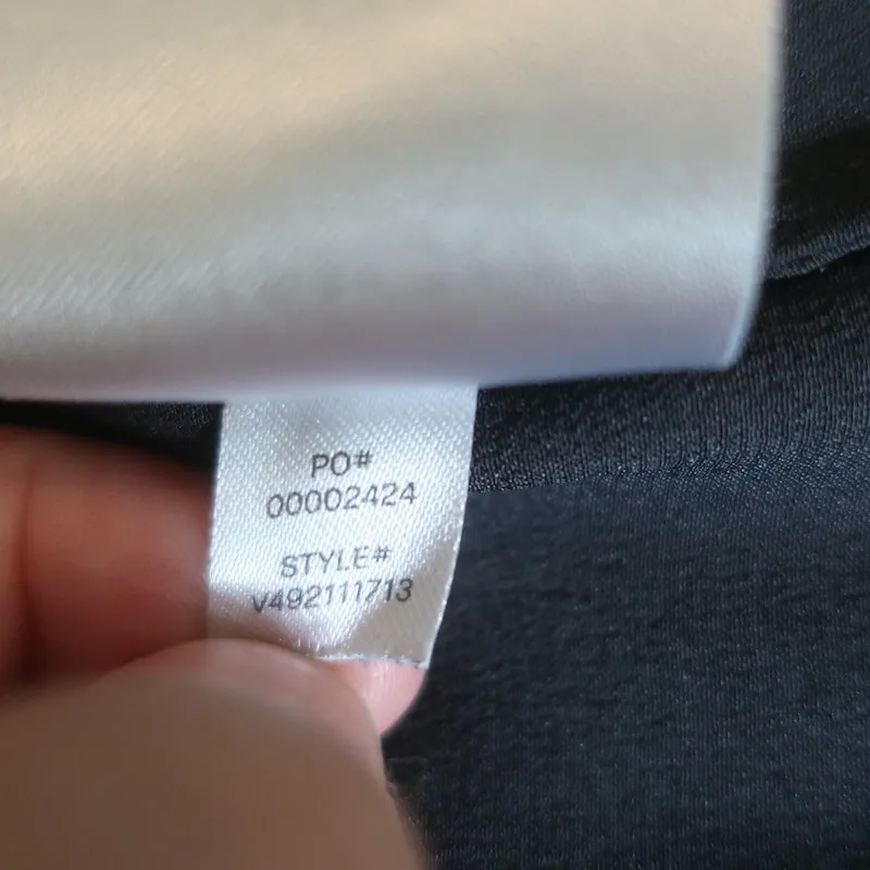 Vince Bluse mit Shirred-Ausschnitt in Kohlefarbenem Satin aus Seide, Größe Medium, Kurzarm