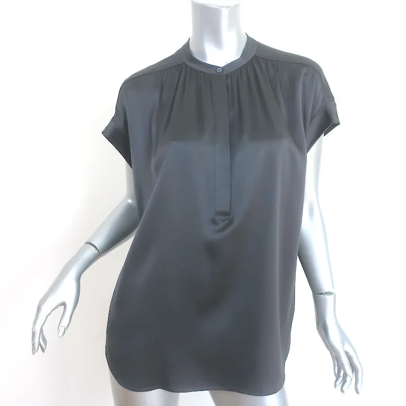 Vince Bluse mit Shirred-Ausschnitt in Kohlefarbenem Satin aus Seide, Größe Medium, Kurzarm