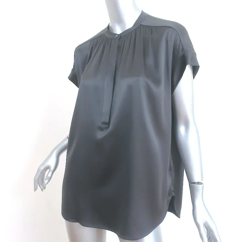 Vince Bluse mit Shirred-Ausschnitt in Kohlefarbenem Satin aus Seide, Größe Medium, Kurzarm