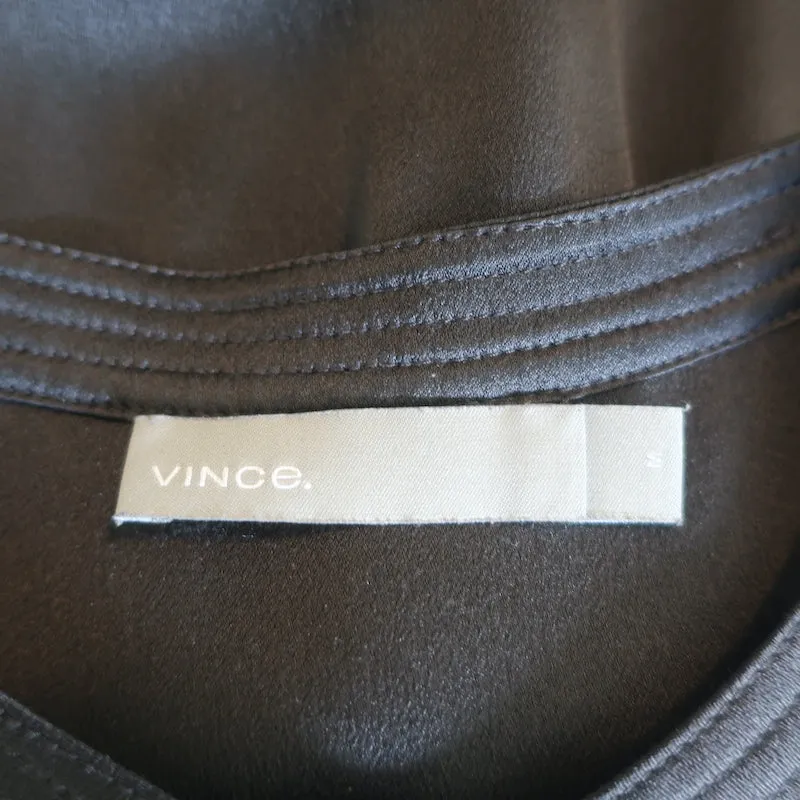 Vince Bluse mit Shirred-Ausschnitt in Kohlefarbenem Satin aus Seide, Größe Medium, Kurzarm